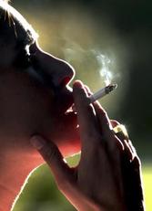 La OMS denuncia que la publicidad de la industria tabacalera pretende cada vez más atraer a mujeres más jóvenes