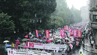 Miles de personas protestan en la calle contra el 'pensionazo'