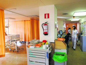 Los pacientes del Hospital aguardan por camas libres en los boxes del área de urgencias