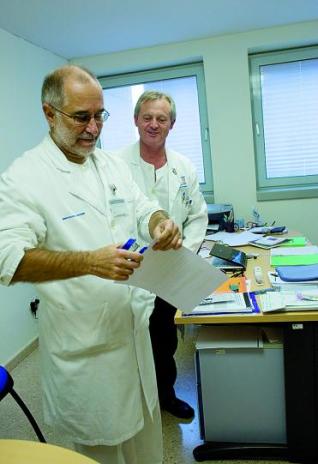 Los doctores García y Muñiz, en un despacho de neumología del Hospital.