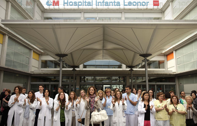 Concentración en el hospital Infanta Leonor por la sanidad pública durante la huelga del 7 de mayo en Madrid. / Olmo Rodríguez