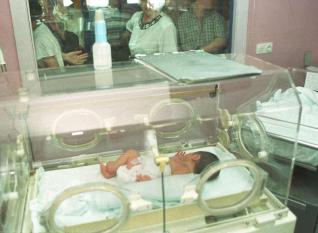 Un bebé en una incubadora en el hospital de Riaño.