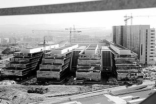 Aspecto de las obras del Hospital Universitario Central de Asturias (HUCA), vistas desde un edificio colindante.