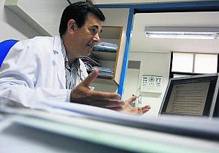 El coordinador del centro de salud de Luanco, Carlos Galindo, en su consulta.