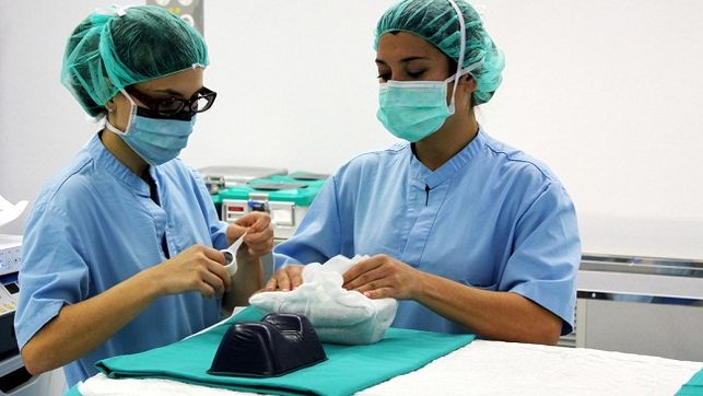 Enfermeras de la Sanidad valenciana ejercen su labor en Torrevieja. 