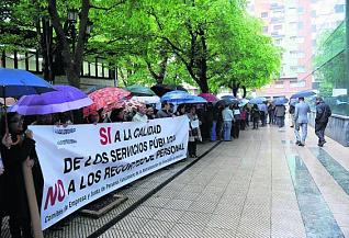 Protesta de funcionarios por el recorte de personal, ayer, ante las dependencias de Función Pública, en Oviedo.