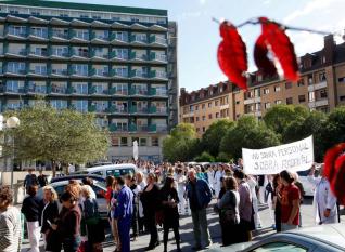 Una protesta ante el antiguo edificio de Silicosis.