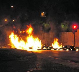 Una barricada arde en el entorno de la factoría avilesina de Saint-Gobain.