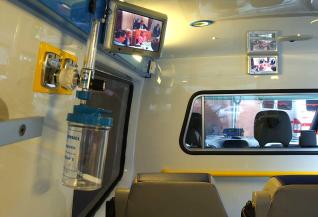 Interior de una de las ambulancias que funcionan en Asturias, en el centro de coordinación de Transinsa, en Oviedo.