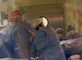 Intervención quirúrgica en el Hospital Valle del Nalón.