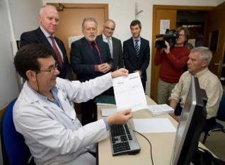 Enrique Caicoya recibe de su médico la primera receta electrónica de Asturias, prescrita en Luanco.