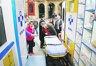 Pilar Pintos, concejala de Participación Ciudadana y Consumo, primera por la izquierda, observa la nueva ambulancia.