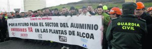 La plantilla de Alcoa protagoniza su primera protesta ante la regulación