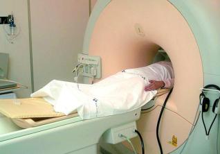 Un paciente, sometiéndose a una resonancia magnética en el Hospital San Agustín.