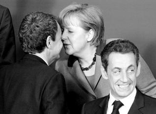Angela Merkel y José Luis Rodríguez Zapatero, ayer, saludándose en Bruselas tras el presidente francés, Nicolas Sarkozy.