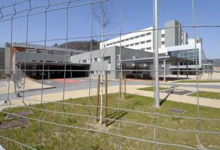 El edificio del nuevo Hospital Álvarez-Buylla de Mieres, que permanece cerrado y sin equipamientos.