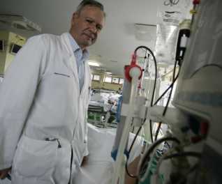 Javier Guederiaga, en la sala de hemodiálisis del Hospital San Agustín, junto a un paciente.