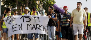 Los indignados del movimiento 15-M y de Democracia Real Ya, al comienzo de la marcha a pie que iniciaron hoy en Valencia.